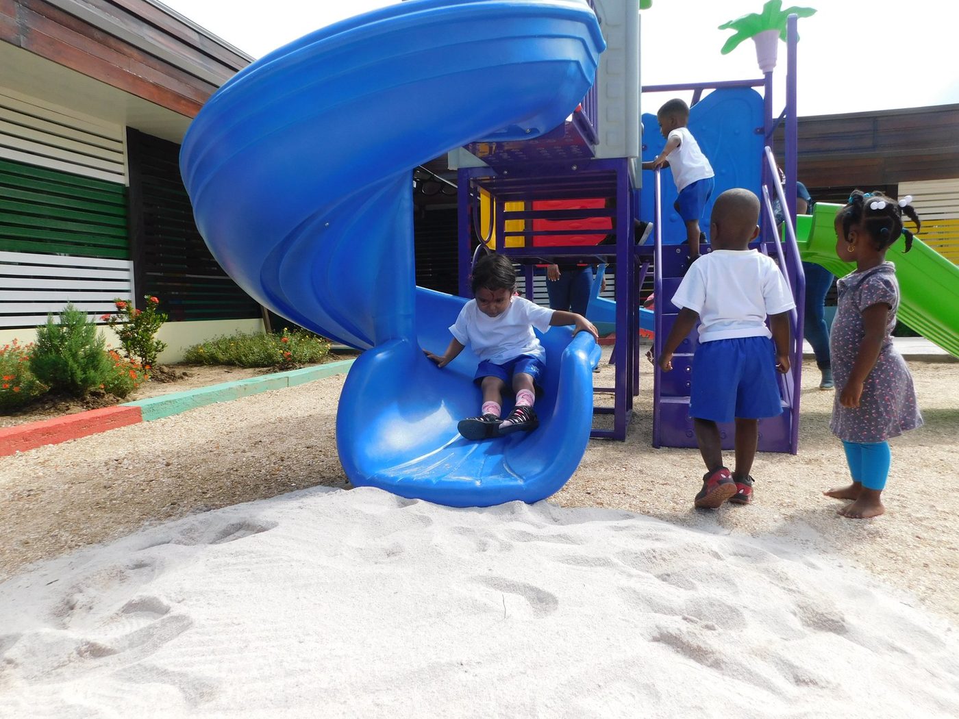 Kinderen spelen op de glijbaan