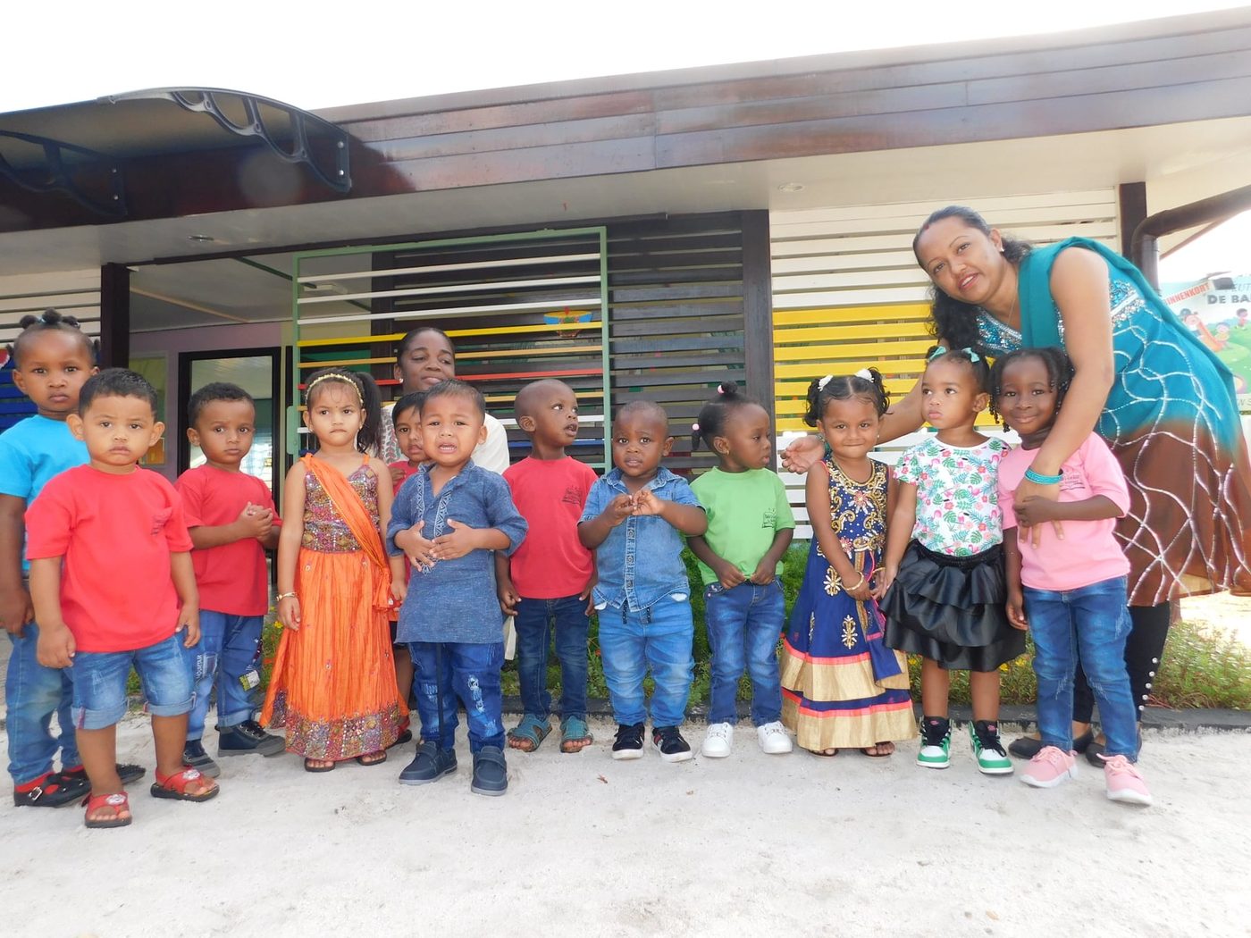 Kinderen en begeleiders voor de school