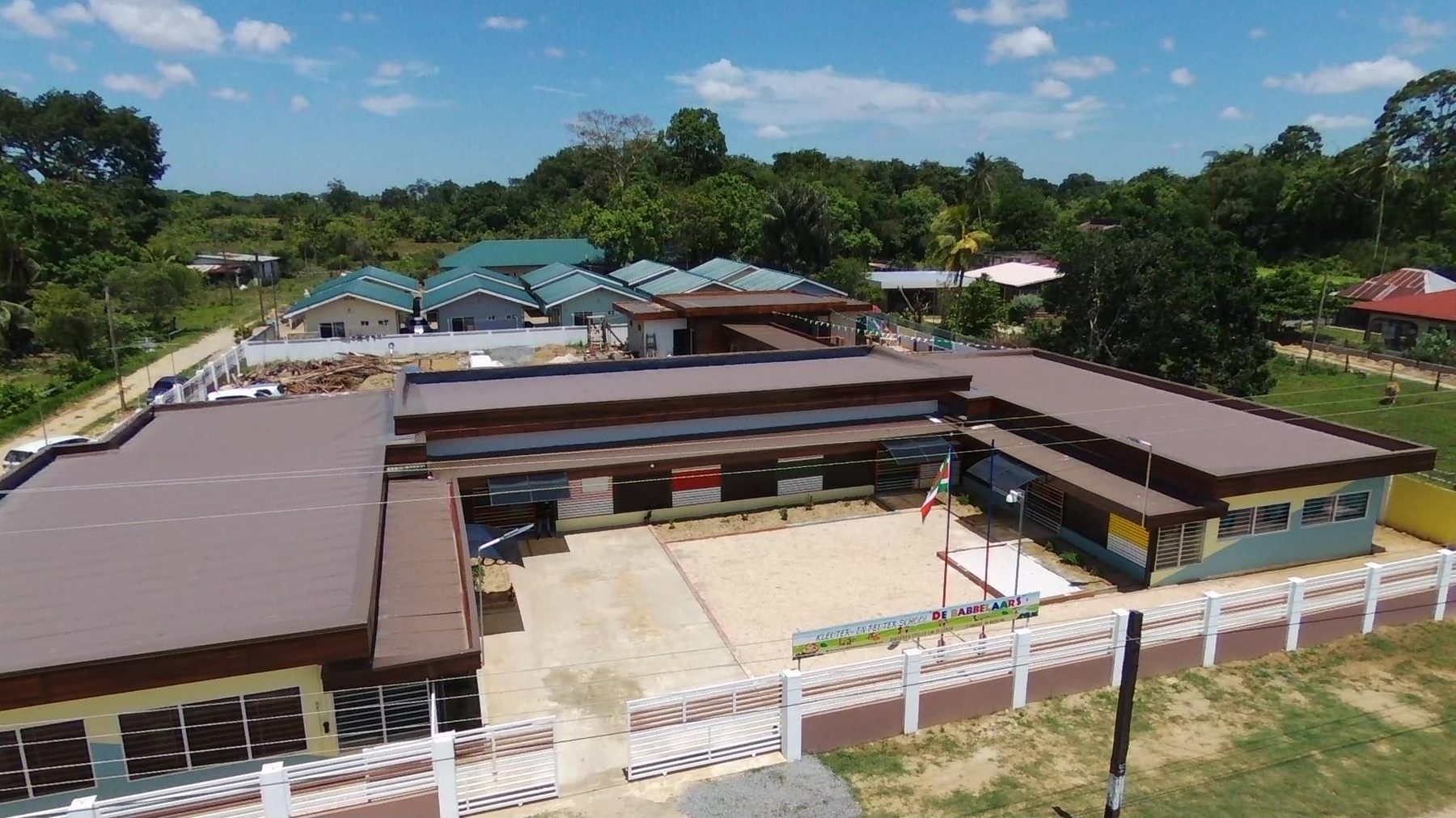 Luchtfoto van het schoolgebouw van De Babbelaars