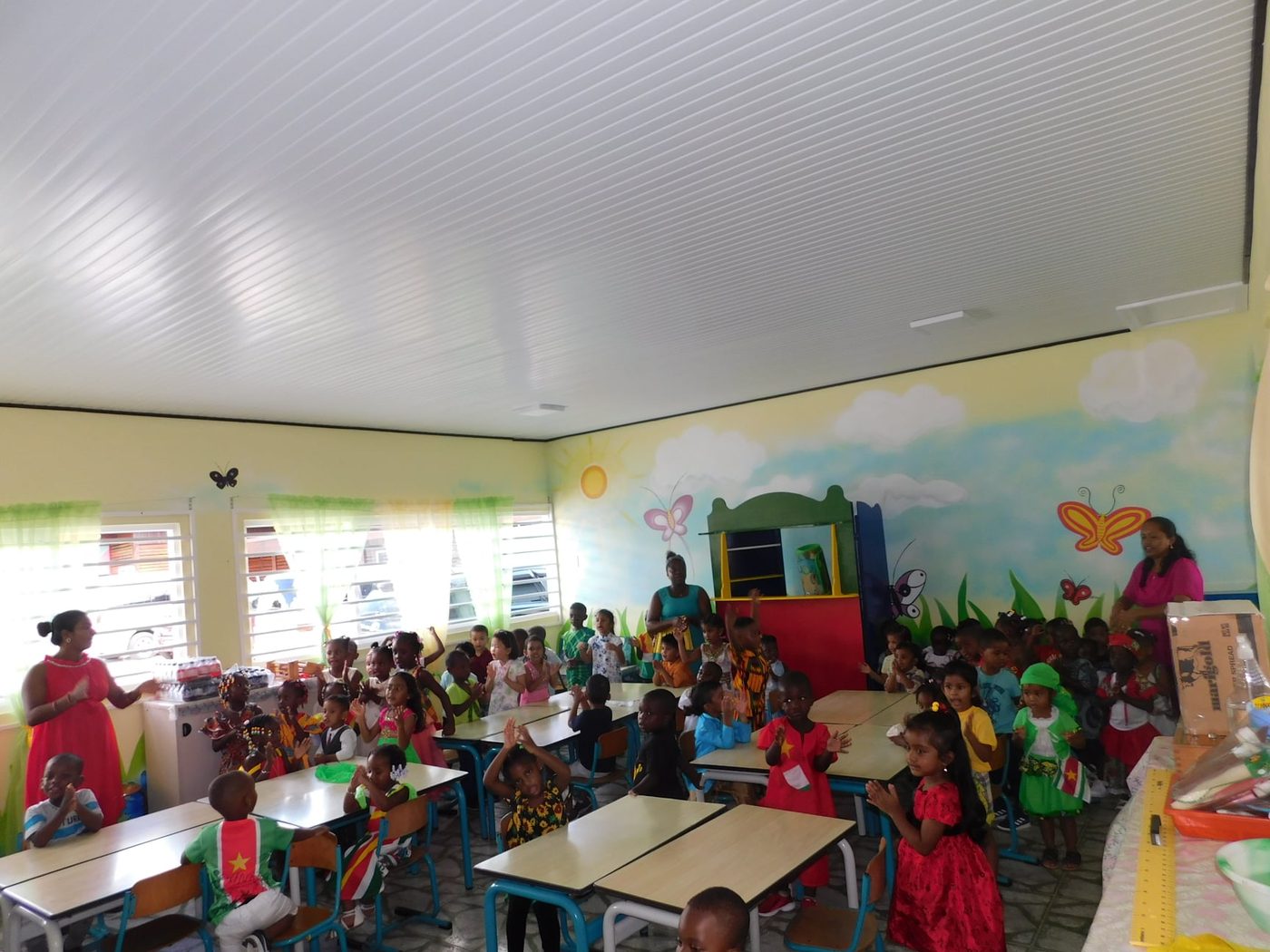 Kinderen in een kleurrijk klaslokaal